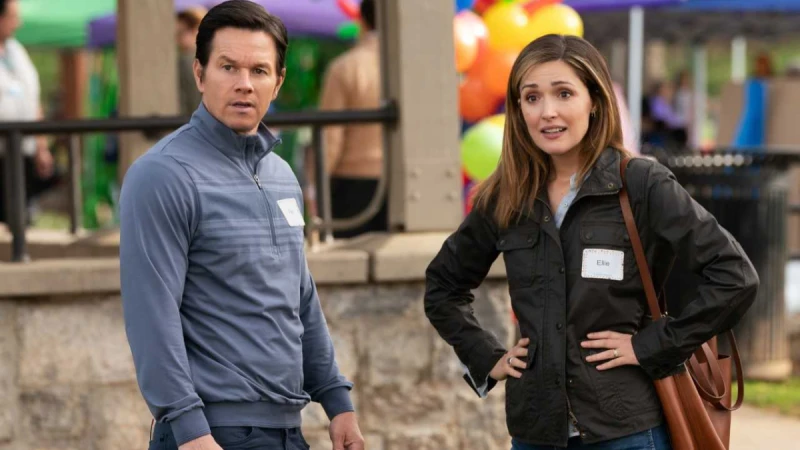 「我們大可以領養一個小小孩不會頂嘴、穿丁字褲!」這對父母也超ㄎㄧㄤ,馬克華伯格、蘿絲拜恩主演溫馨喜劇《速成家庭》