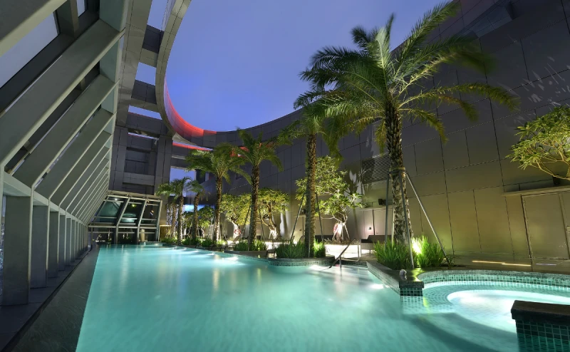 新北金沙酒店就是他 新板希爾頓酒店水藍無邊際泳池 擁覽板橋絕美天際線