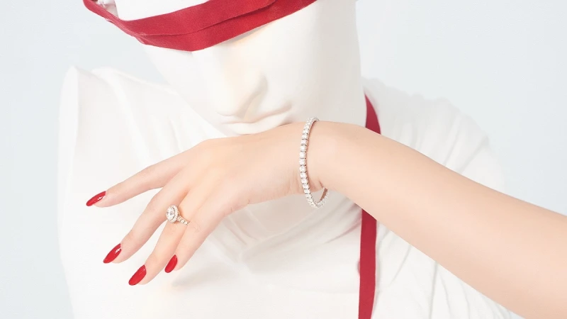 完美無瑕的命定邂逅，都蘊含在卡地亞紅色珠寶盒中的經典美鑽光彩裡！