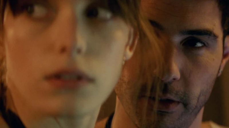 一場金錢與愛情的危險遊戲！《性愛成癮的女人》史黛西馬汀攜手熟男塔哈拉辛主演《愛情賭徒》