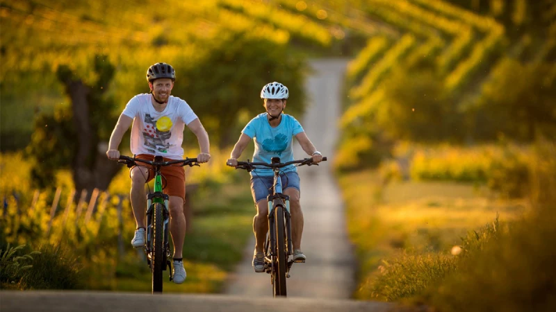 騎單車是很棒的運動，但爬坡可以更輕鬆！美利達電動自行車讓你輕鬆超越男友～