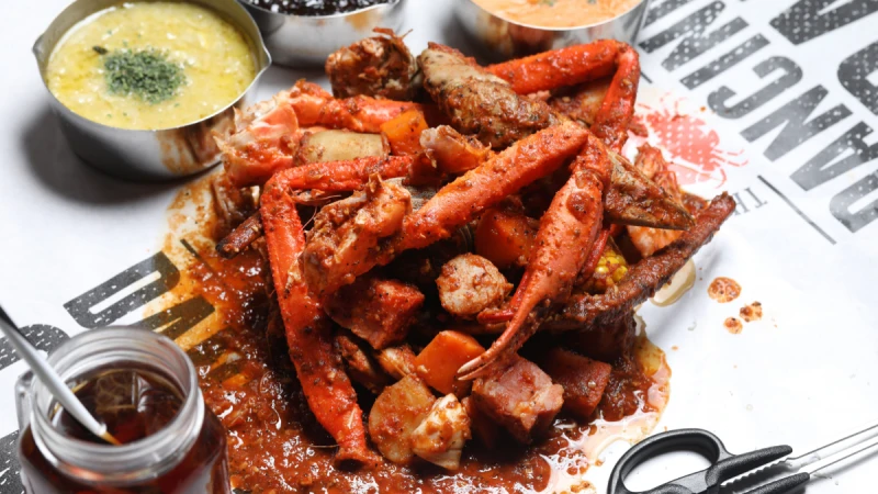 風靡日本東京新宿！超人氣手抓海鮮娛樂餐廳DANCING CRAB蟹舞台灣首店來了，1/10進駐台北微風南山