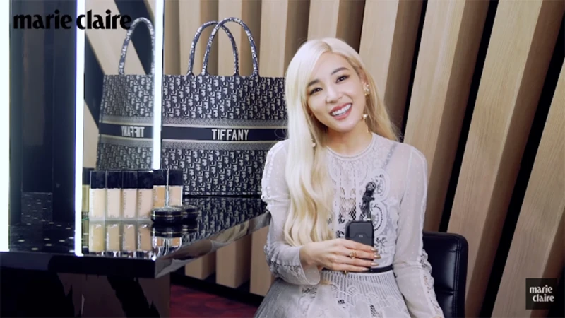 打開Tiffany Young 的化妝包，太老實連家裡鑰匙、約會神器Dior唇膏都拿出來分享了！