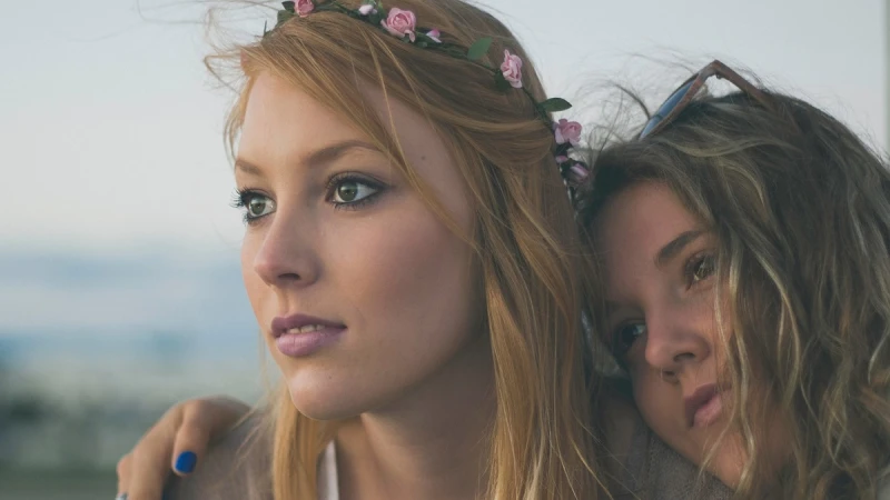 也太要好了吧，為何閨蜜間連「大姨媽」都一起來報到？「月經遲來逾7天、經血流不停」可能是這些疾病