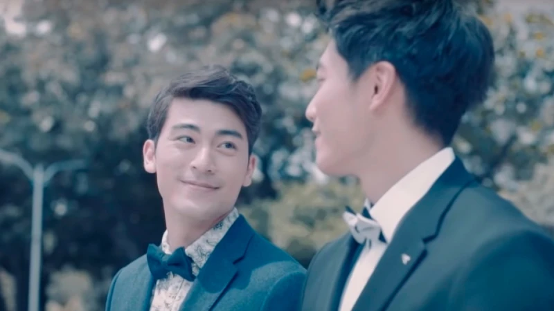 送給同志朋友的結婚禮物！戴愛玲〈暗了，亮了〉彩虹版MV超催淚：「在太陽下大方牽著手，不再只是夢。」
