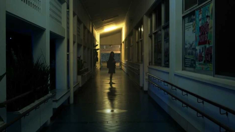《鬼學怨》改編韓國經典校園恐怖片！半夜長廊詭異喘息聲、漂浮女鬼......校園靈異傳說駭人登場