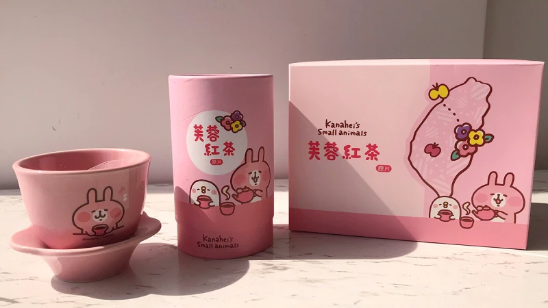 萌勢力又來推坑啦！7-ELEVEN推出「卡娜赫拉芙蓉紅茶」超粉嫩的茶杯及茶包泡出少女心