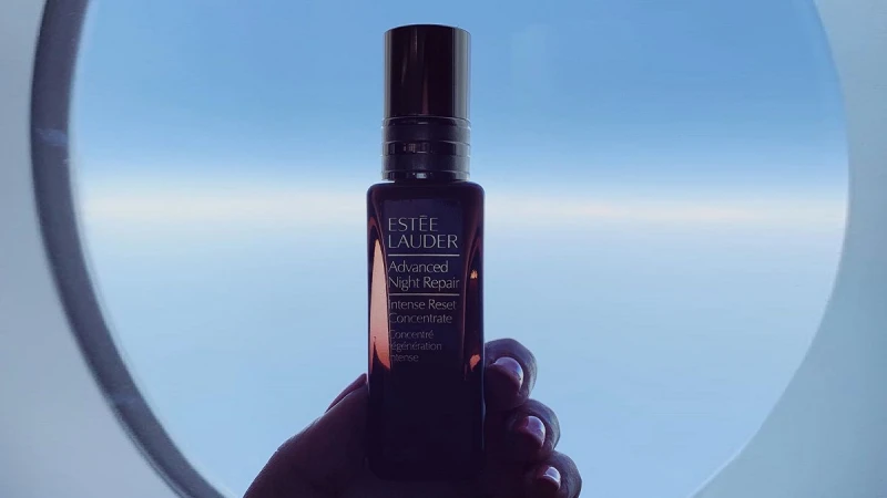 這絕對是夜間修護核彈級新革命！未來，雅詩蘭黛「小棕縮時精萃」讓你遇見更好的自己！