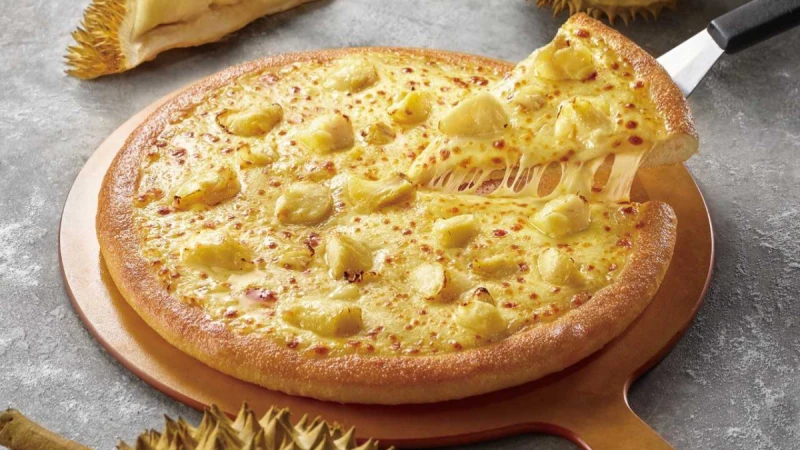 這口味太狂了！必勝客首度推出黃金榴槤比薩，榴槤控快點來挑戰