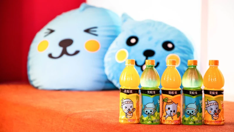 超療癒藍色小可愛Qoo回來了！美粒果推出3款新包裝，還有限量超萌懶骨頭沙發、造型抱枕