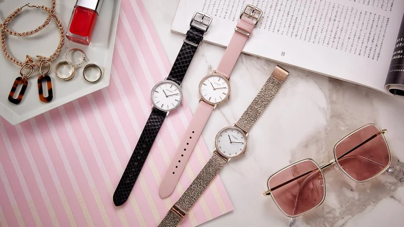 手錶控請Follow！輕薄簡約、時尚優雅腕錶是秋冬主流，早就席捲時尚咖的大勢腕錶，你千萬不能MISS掉！ 