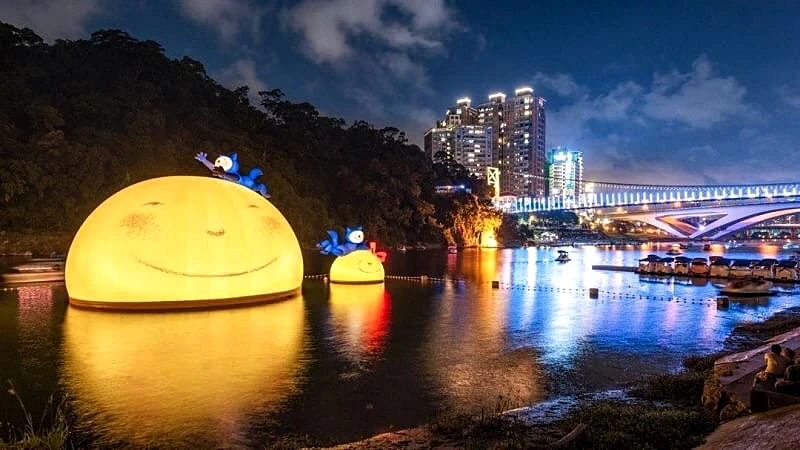 15米高「飄浮月亮」降落湖畔上！2019碧潭地景藝術展出幾米「月亮忘記了」，夜晚療癒氣氛超適合約會
