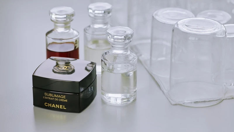 高級訂製般珍稀成分對頂級保養有多重要？就讓小香“兩精一霜”帶妳認識妳所不知的香奈兒奢華系列