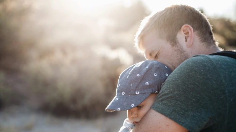 2歲女驟然離世，父親心碎告別：「拜託待在我身邊，我需要妳，不論走到哪裡，我會一直尋找妳。」