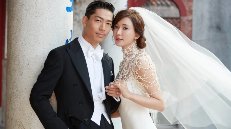 林志玲絕美婚紗曝光!甜蜜頭靠老公AKIRA,古典珍珠領白紗氣質破表,宛如仙女下凡