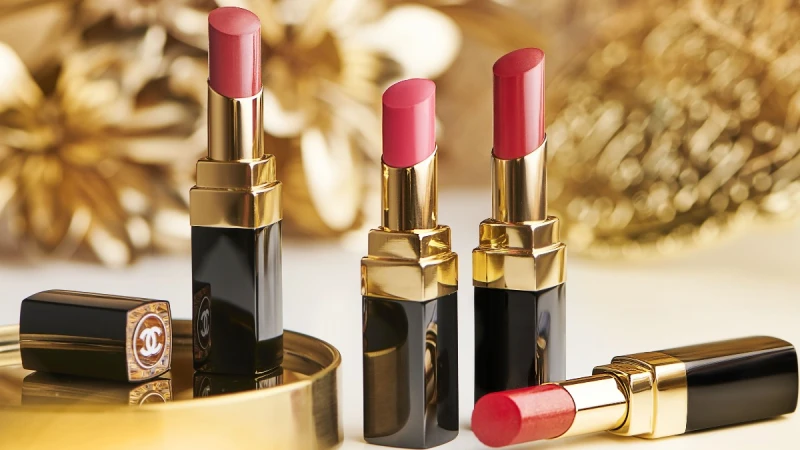 唇膏控M編又要失控了！今年必搶香奈兒COCO水唇膏4色一次試給你看，都超美！要買請快免得又缺貨啦～