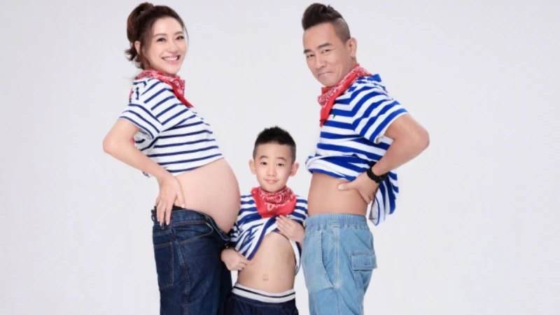 應采兒生了!微博宣布好消息,曬陳小春、Jasper全家合照:「一家四口,感恩!」