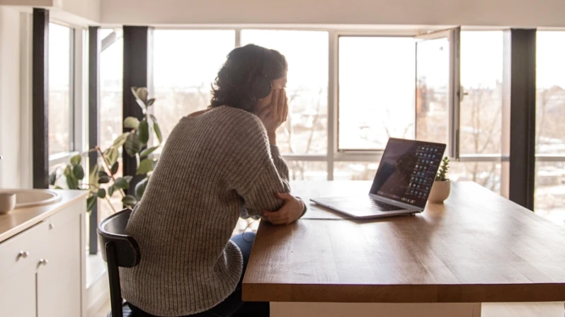「情緒內耗」是職場工作的最大敵人!會產生負面情緒、降低效率、消磨熱情,快做2招教你擺脫不必要的煩惱