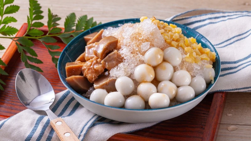 桂冠推出夏季限定「桂冠湯圓燒冷冰」！吃得到芝麻包餡小湯圓，還有蜜芋頭、綠豆蒜，7/31全聯上市