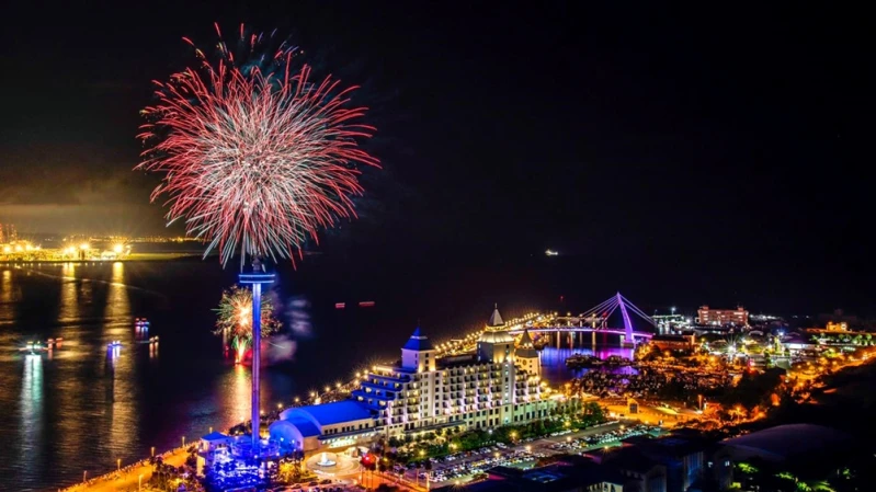 粉紅色摩天輪、旋轉木馬夢幻破表！「2020淡水漁人碼頭仲夏繽紛樂」4款遊樂設施免費坐到飽，月底還有絢爛煙火