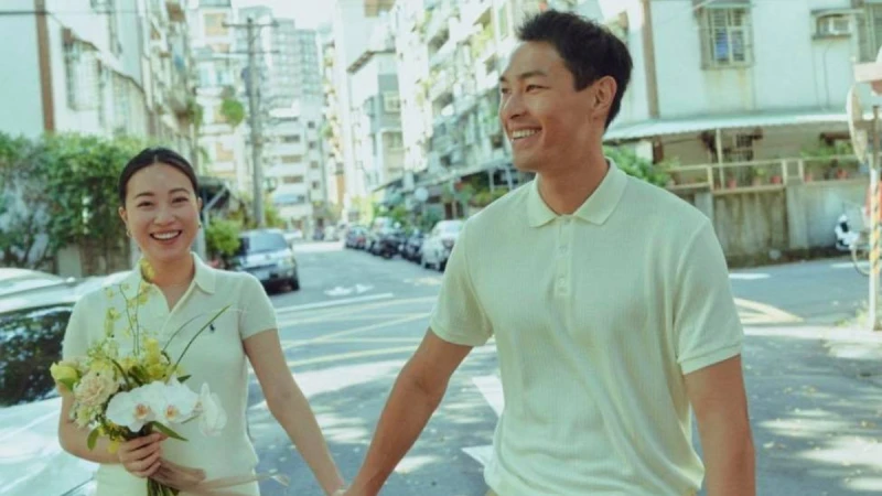 楊祐寧登記結婚了!驚喜甜曬一系列校園夫妻寫真,燦笑捧老婆孕肚幸福破表