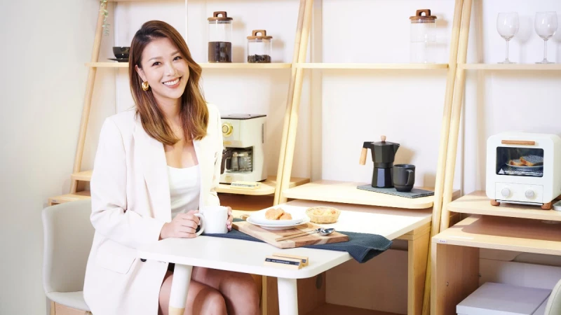 從伸展台走進辦公室，有熱情、有夢想、有態度的「斜槓超模」林又立在iloom怡倫家居DESKER系列陪伴下閃耀圓夢！