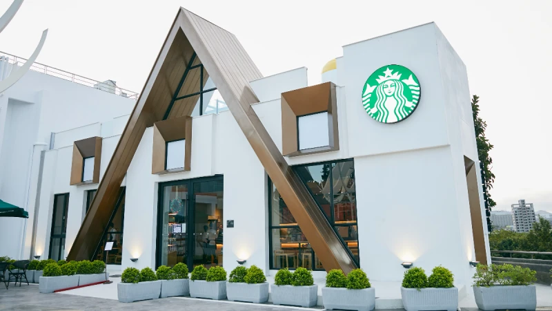 星巴克全新泰安南門市太美了！全台首座夢幻積木城堡門市，純白牆面根本仙女打卡景點