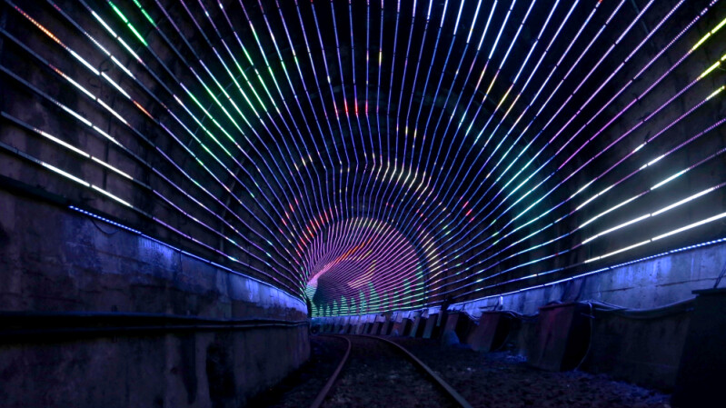 攜手另一半穿越「聖誕光隧道」超浪漫!深澳鐵道自行車綻放絕美極光,還有雪花、耶誕老公公陪你奔馳