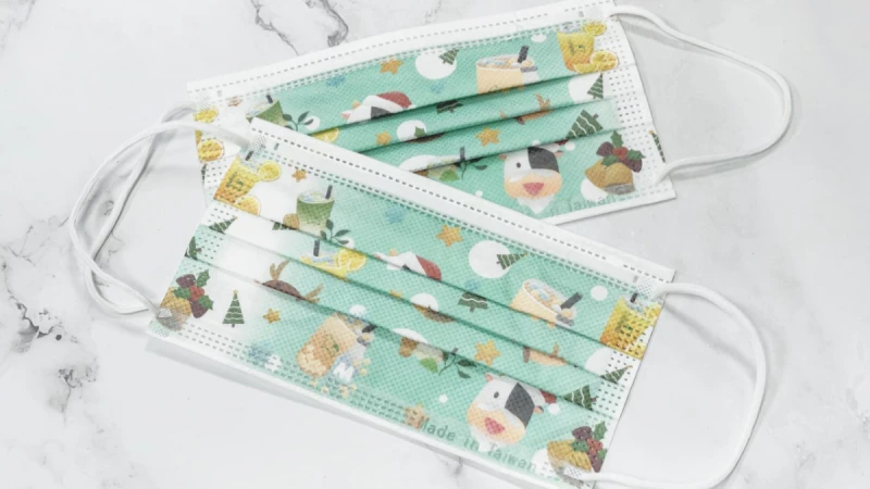 《迷客夏》推出聖誕口罩！俏皮手繪風花色款全台限量7萬片，12/18飲品滿額送