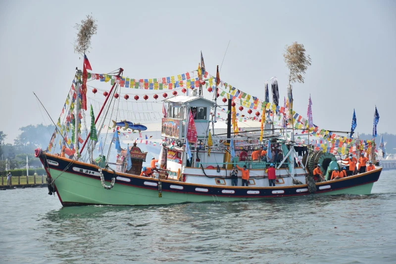 錯過再等4年!高雄林園鳳芸宮媽祖「海巡」 國民女神乘風破浪遶境祈安