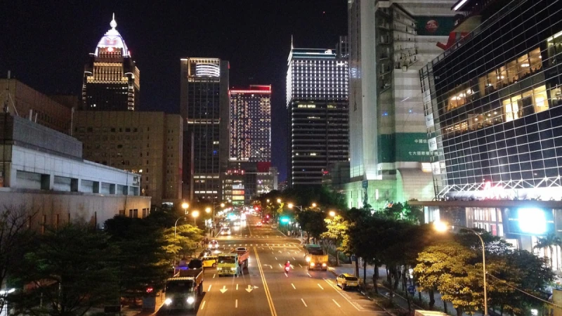 本土案例暴增180例！雙北升級三級警戒：室內聚會限5人、室外10人，外出全程配戴口罩