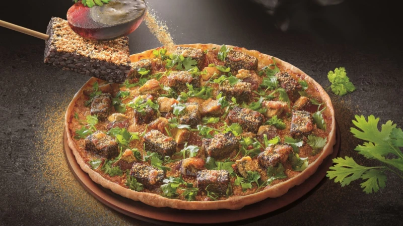 必勝客新口味太狂啦！「香菜皮蛋豬血糕比薩」混搭台味驚喜上市，你是「愛香菜派」還是「反香菜派」？