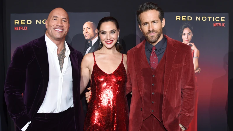 Netflix《紅色通緝令》巨石強森、蓋兒加朵、萊恩雷諾斯十多年友誼打真的?親揭5大爽快看點