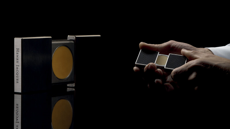 優雅神秘的CLIC-CLAC固體香水重塑魅力新標，鐫刻著無與倫比的製香工藝，打造出令人嚮往的貼身幸運符。