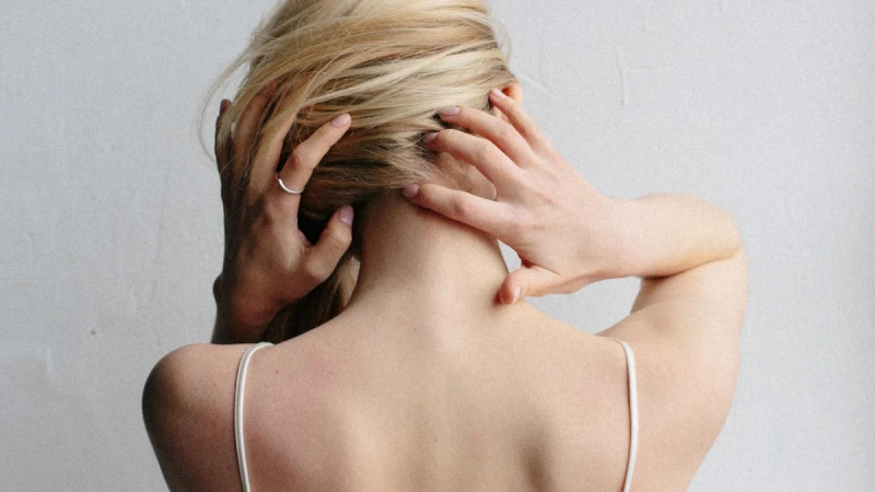 揉揉肩按按頸,肩頸還是僵硬不適?日本中西醫專家列舉20種常見疼痛,透過按摩/伸展/放鬆,親授73組對症解痛手法!