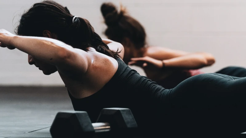 利用水瓶輔助 6組居家訓練可瘦上腹、下腹和側腹，練起來！