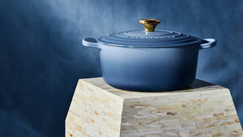 Le Creuset新色太美了！「藍色迷霧系列」鑄鐵鍋具上市，沉穩的絕美灰紗藍