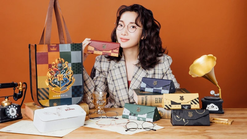 寶島眼鏡推出如此生火推坑的哈利波特合作不能只有M編知道！從鏡框、眼鏡口罩鍊、收納包…豐富周邊商品，精緻夢幻到讓人想直接ALL IN！