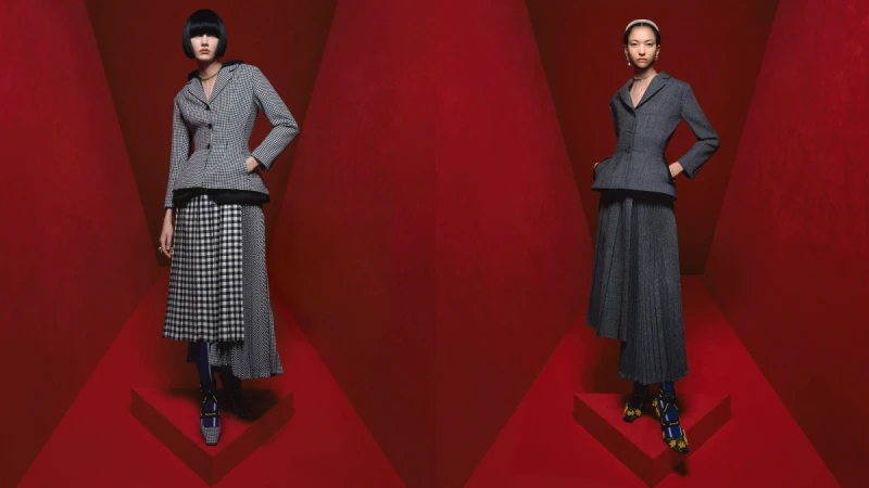 2022 DIOR 秋冬時裝系列 62-22 科技腳踝護套跟鞋,重新演繹由Roger Vivier與迪奧先生共同設計的經典高跟鞋!