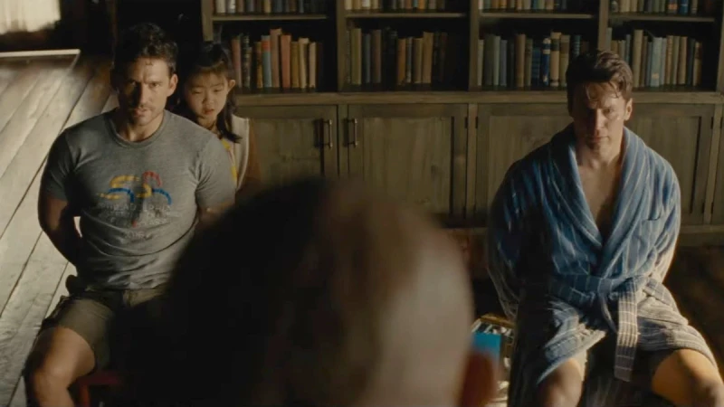 《敲敲門》奈沙馬蘭全新驚悚電影!4個陌生人恐怖威脅:「你們三人得選一位自我犧牲,否則世界就會毀滅。」