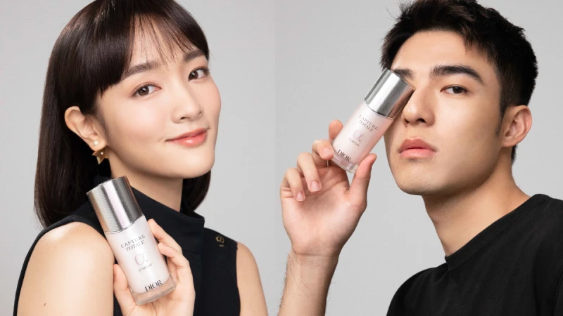 全新升級的《迪奧逆時能量精華》發光能量瓶，秒速吸收、透亮發光直達頂規！王淨、陳昊森為肌膚快充能量的超級精華，7天見證肌膚超能亮奇蹟！