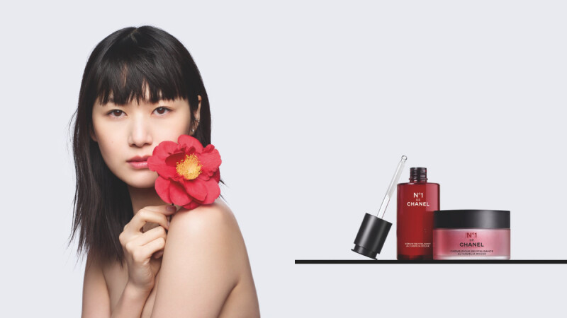 新年新希望，我要變漂亮！網路聲量超高的香奈兒「紅色山茶花日常」，讓女生輕鬆揮別肌膚毛孔、黯沉、細紋、疲憊感，期待變更好的妳請緊緊擁抱它