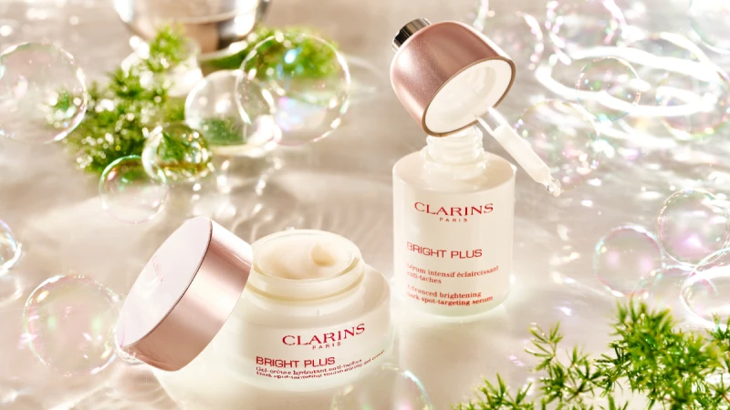 美白雙天后亮白氧氣瓶、氧氣凝霜號稱沒有救不了的暗沉、斑點!美妝大獎常勝軍克蘭詩再獲獎!網友盛讚拯救千萬黃皮,從肌底綻放淨白光~