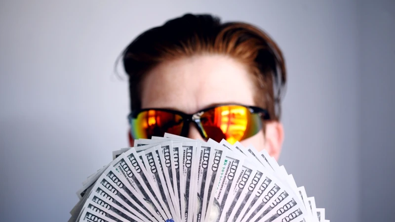 揭密「股神巴菲特」4大節儉心法！不住華爾街、不買豪華跑車，卻每天狂喝可樂？