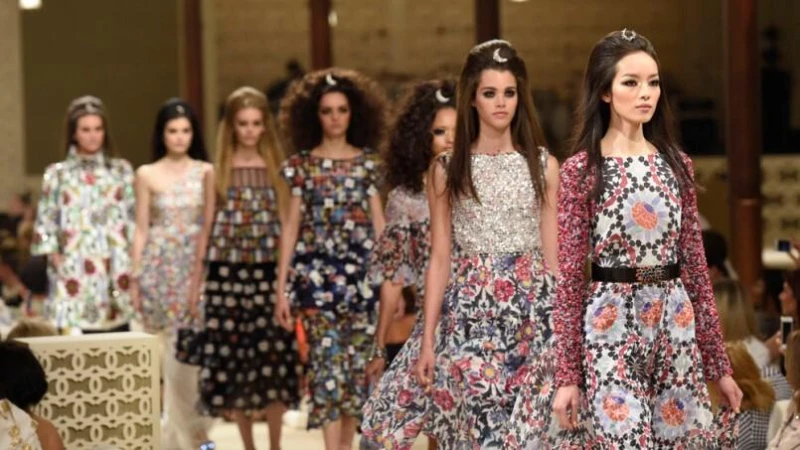 卡爾老佛爺再次完美呈現！香奈兒Chanel 2015早春渡假系列杜拜登場