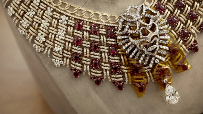 珠寶版本的斜紋軟呢！2023香奈兒頂級珠寶項鍊搶先曝光，創意總監揭秘工藝細節