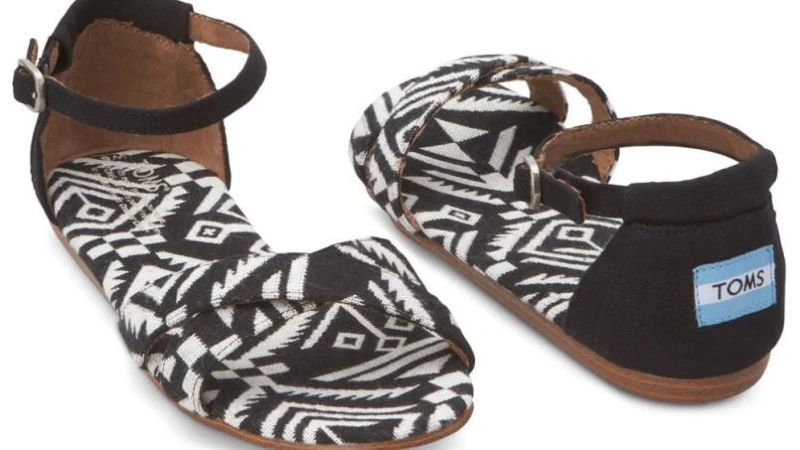 你以為Toms只有帆布鞋嗎？Toms涼鞋也一樣超好穿！