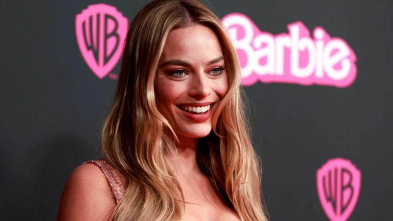 瑪格羅比揭露《芭比》製作祕辛,談對打《奧本海默》:「如果你怕跟我們對打,那你們可以換阿。」