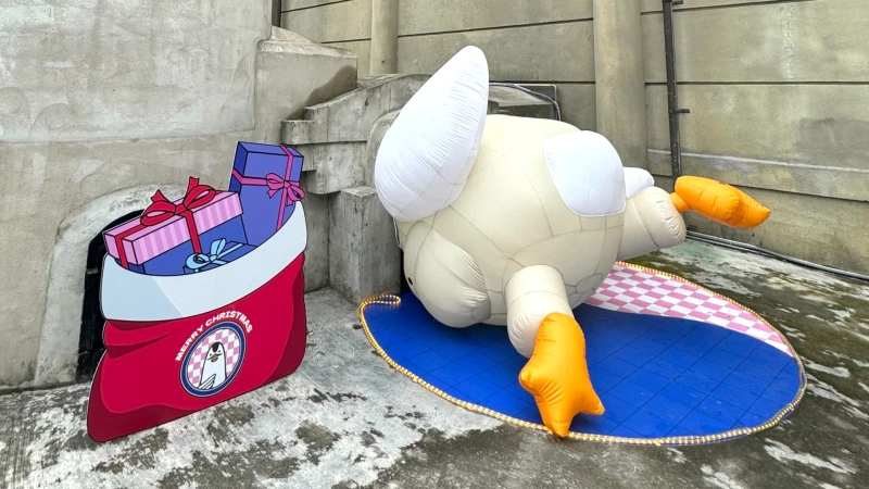 尷尬！聖誕松鴨桑的巨大屁屁卡在煙囪口，最Ｑ聖誕打卡景點就在松菸園區！