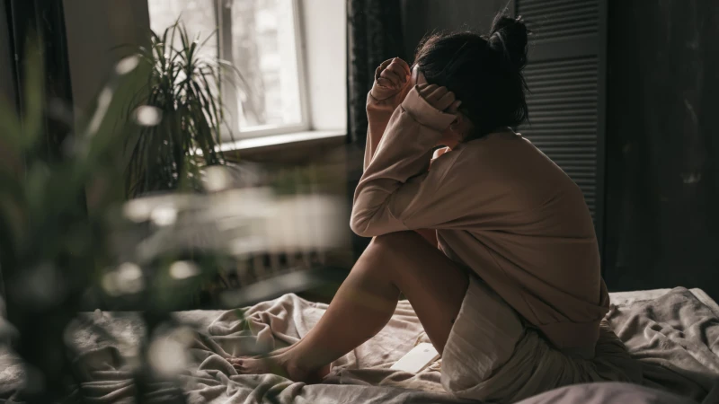 每到秋冬就情緒低落?你可能有「季節性情感疾患」,身心科醫師傳授4招有效改善